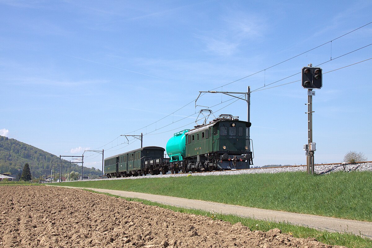 Der Verein Historische Emmentalbahn hat am 18.04.2026 eine Fahrt nach Full angeboten. Hier fährt der Zug mit der Be 4/4 und einem GmP am altertümlichen Vorsignal bei Leibstadt vorbei.