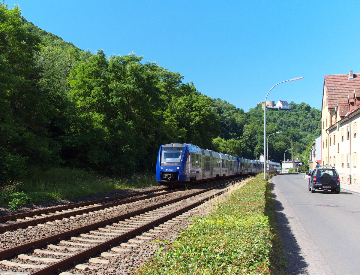 Der Verkehr auf der Rhein-Nahe Bahn (Bingerbrück - Saarbrücken) ist leider auf dem rheinland-pfälzischen Teil sehr eintönig geworden. Durch MORA C wurden alle Güteranschlüsse gekündigt, sodass es es zwischen Bad Kreuznach und Heimbach Nahe nur noch Personenverkehr gibt. Auch dieser ist sehr eintönig, denn man sieht nur Triebwagen von VLEXX (Die Länderbahn - Netinera). Hier variieren schon mal die Zusammenstellungen der Triebwagen. 622 429 + 620 416 sind auf der Relation Frankfurt/Main - Saarbrücken unterwegs. Der RE hat gerade den Bahnhof Kirn verlassen und fährt durch die Ortslage. Bahnstrecke 3511 Bingerbrück - Saarbrücken am 23.06.2016 