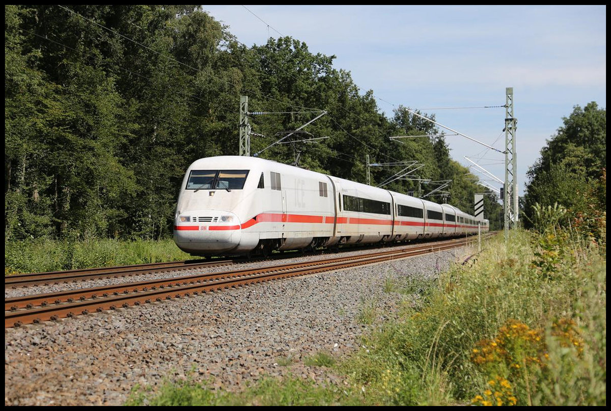 Der Verkehr mit ICE Zügen 1 hat auf der Rollbahn in letzter Zeit zugenommen. Immer mehr Wagenzüge werden damit ersetzt. Hier ist am 30.07.2020 um 11.48 Uhr wieder ein ICE 1 bei Natrup Hagen in Richtung Münster unterwegs.