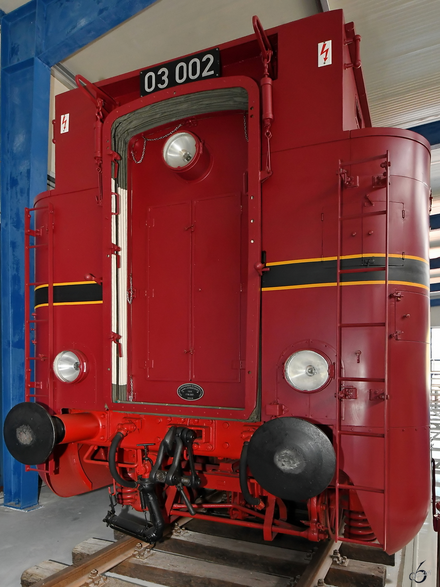 Der verkleidete Tender der Stromlinien-Dampflokomotive 03 002. (Oldtimermuseum Prora. April 2019)