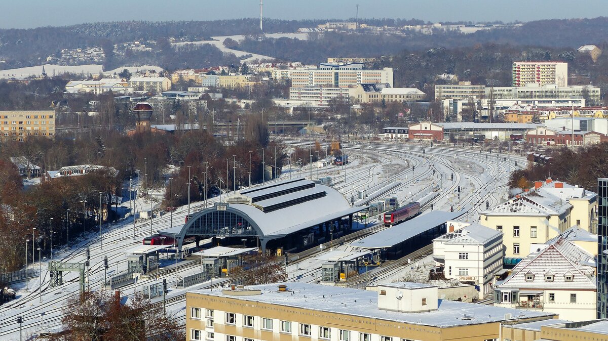 Der verschneite Hauptbahnhof von Gera am 13.12.2022. 