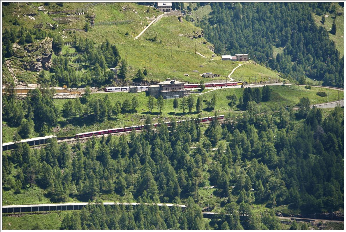 Der verspätete BerninaExpress 961 fährt weiter talwärts nachdem er in Alp Grüm R1644 mit ABe 8/12 3512 gekreuzt hat. (18.07.2016)