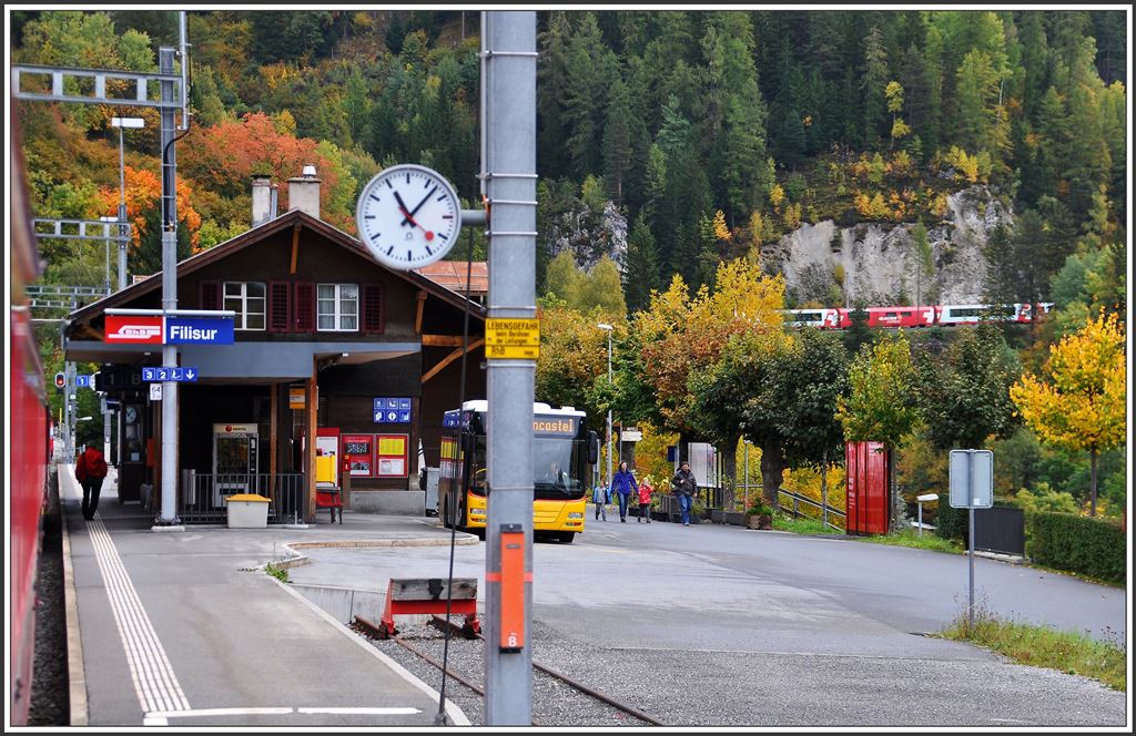 Der verspätete Glacier Express 905 erreicht in Kürze Filisur. (07.10.2015)
