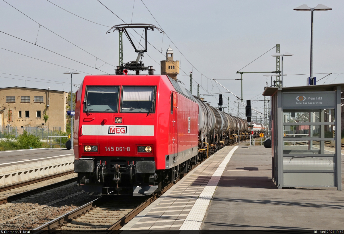 Der verspätete  Sluiskil-Pendel  mit 145 061-8 durchfährt Merseburg Hbf in einem Gleisbogen. Wegen der Baustelle in Angersdorf müssen alle von Halle (Saale) kommenden und zu den Buna-Werken fahrenden Züge im Güterbahnhof Merseburg Kopfmachen.

🧰 DB Cargo, vermietet an die Mitteldeutsche Eisenbahn GmbH (MEG)
🚝 GC 48571 Sluiskil (NL)–Buna-Werke (D)
🚩 Bahnstrecke Halle–Bebra (KBS 580)
🕓 1.6.2021 | 10:42 Uhr
