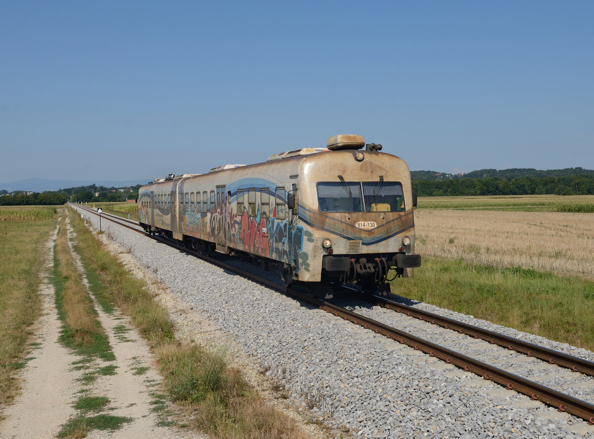 Der verunstaltete Werbetriebwagen von FIAT SŽ 814 130 war am heißen 12. August 2013 als R 640 von Maribor noch Murska Sobota unterwegs und wurde von mir in Podvinci fotografiert.
Mittlerweile ist die Strecke elektrifiziert und der Regionalverkehr wird von Triebfahrzeugen der Baureihe 312 (Siemens Desiro) dominiert.