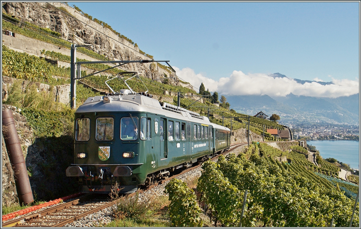 Der VH MThB Extrazug auf Herbstfahrt; hier eine etwas  sonnigere  Variante: Der 50 Jährige ABDe 4/4 12 der MThB (bzw. des Vereins Historische MThB) auf seiner Jubiläums Herbstfahrt vom Thurgau übers Emmental und den Lötschberg nach Brig und dann der Rohne entlang bis in die Rebberge des Lavaux; hier kurz vor Chexbres auf der Rückfahrt in den Thurgau am 4. Oktober 2015. Herzlichen Dank an Herrn R. Signer für die Info zur Fahrt.