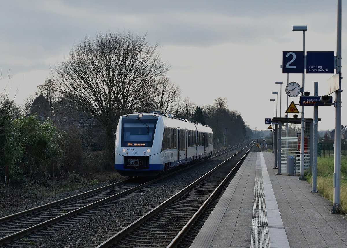 Der VIAS Triebwagen 622 766 kommt hier bei Kapellen/Wevelinghoven als RB 39 nach Neuss. Sonntag 14.1.2018