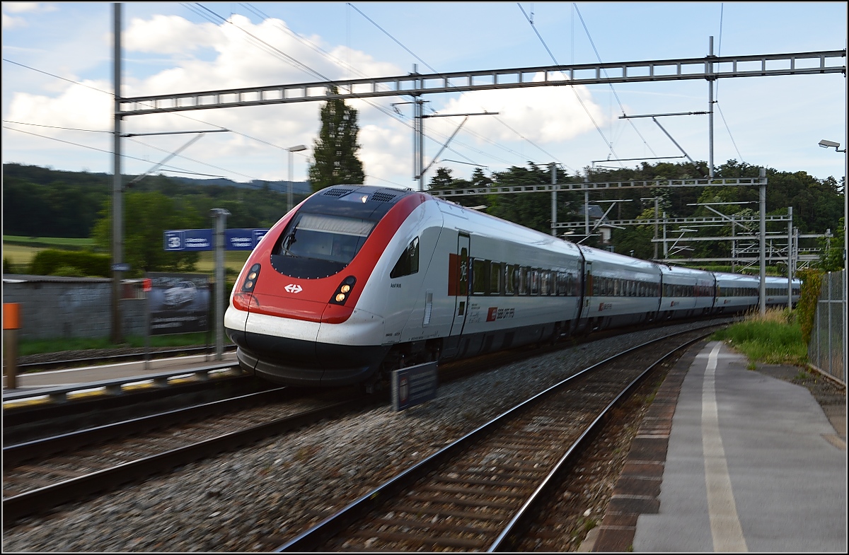 Der viel fotografierte ICN mal in seinem Element, der Kurvenraserei, betrachtet...
Colombier, Juli 2016.