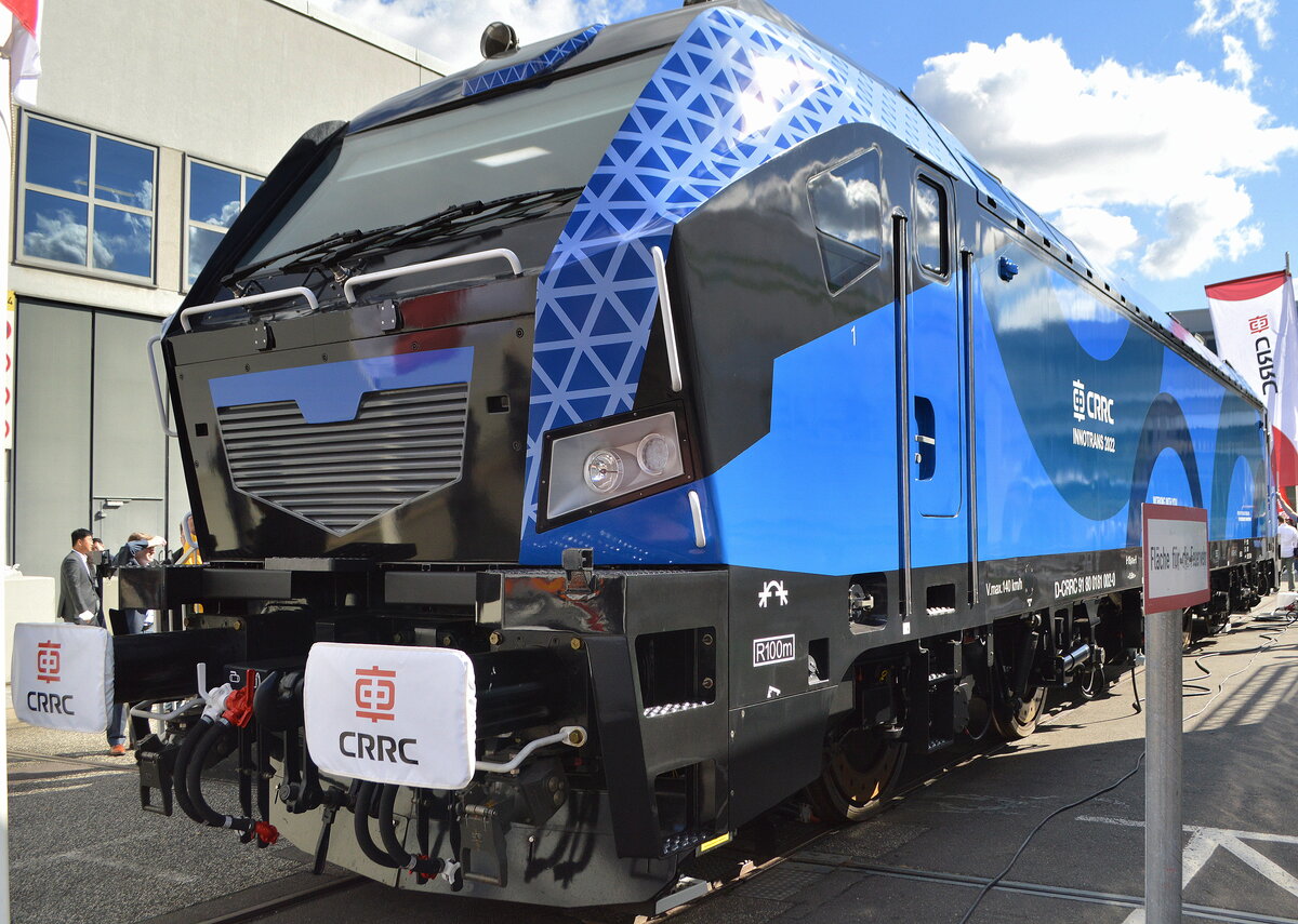 Der vielleicht interessanteste Exot auf der InnoTrans 2022 in Berlin, eine von zwei der von Rail Cargo Hungaria in Auftrag gegebenen E-Hybrid Streckenlokomotiven  Bison  vom chinesischen Großkonzern CRRC Zhuzhou Locomotive Co. Ltd., interessanterweise mit deutscher NVR:  D-CRRC 91 80 0181 002-0 , beim Einstieg der Chinesen auf dem europäischen (deutschen) Markt lief es nicht wirklich nach Plan und so wurde die vorgestellte Lok wohl auch nicht Europa (Deutschland) sondern vorerst in einem chinesischen Werk gefertigt, 22.09.22 
