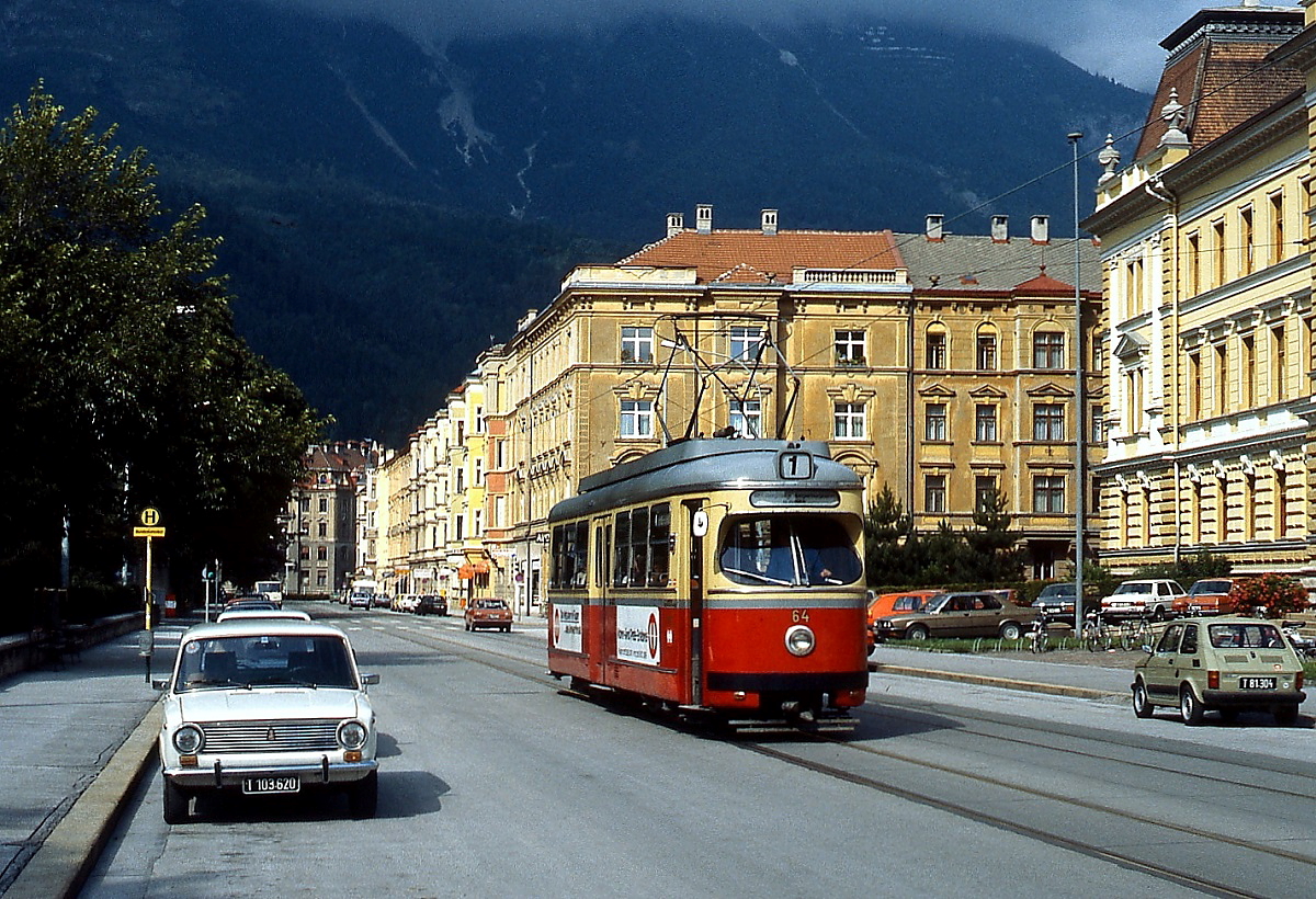 Der vierachsige Tw 64 ist im September 1984 auf der Linie 1 zwischen Hungerburgbahn und Bahnhof Bergisel unterwegs
