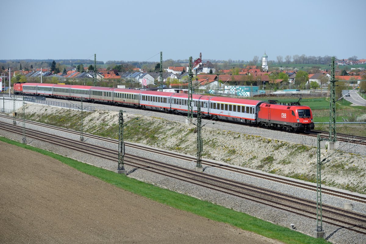Der viergleisige Ausbau zwischen München und Augsburg hat an der KBS 980 etliche Fotomotive zerstört. Ein interessantes ist allerdings neu dazu gekommen, nämlich das Überwerfungsbauwerk bei Maisach. Hier sortiert sich der Verkehr entweder auf die Fernverkehrsgleise, auf denen mit bis zu 230 km/h gefahren werden darf, oder auf die Trasse für den Regional- und Güterverkehr, auf denen eine v/max von 160 km/h gilt. Hier sieht man einen der  Starzüge  auf der KBS 980, der mit Sandwich-Taurus Bespannung gefahrenen EC 113 nach Klagenfurt am frühlingshaften 26. April 2013. Es führt 1016.009.