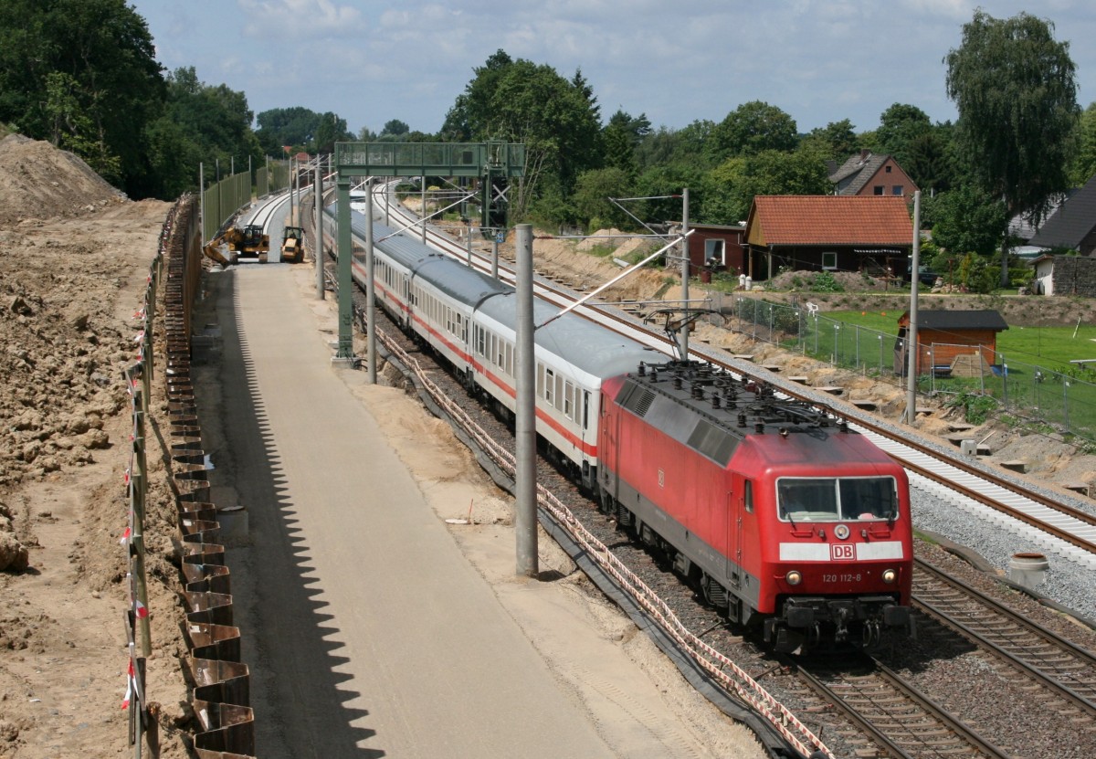 Der viergleisige Streckenausbau nimmt Formen an: 120 112 mit IC 1981 (Hamburg-Altona–Mnchen Hbf) am 26.06.2011 zwischen Stelle und Ashausen