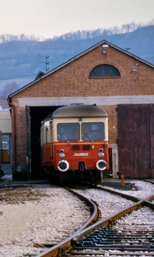 Der viermotorige VT 401 (WEG) von 1928 auf der Tälesbahn vor dem Lokschuppen. Dort befand sich auch zugleich die Hauptwerkstätte der restlichen WEG-Bahnlinien (02.09.1984)
