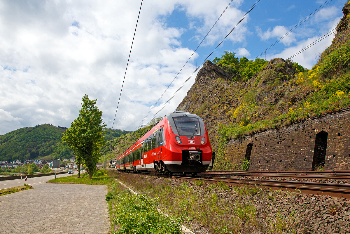 
Der vierteilige Bombardier Talent 2 - 442 700 / 442 200  Hatzenport  , als RB 81  Moseltalbahn  (Trier – Cochem – Koblenz), fährt am 30.04.2018 durch Kobern-Gondorf in Richtung Koblenz. 