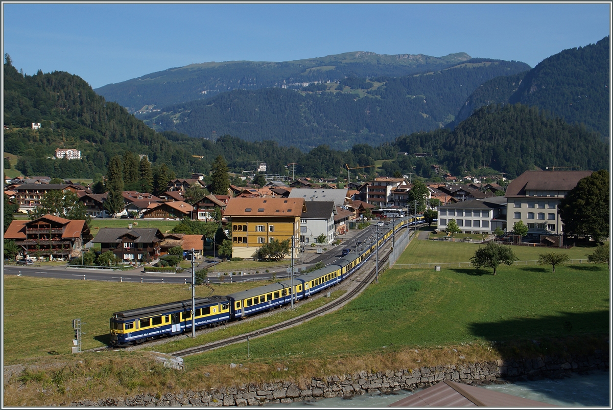 Der vierzehnteilige (!) BOB Regionalzug 132/232 Lauterbrunnen/Grindelwald - Zweilütschinen - Interlaken Ost erreicht Wilderswil.
12. Juli 2015