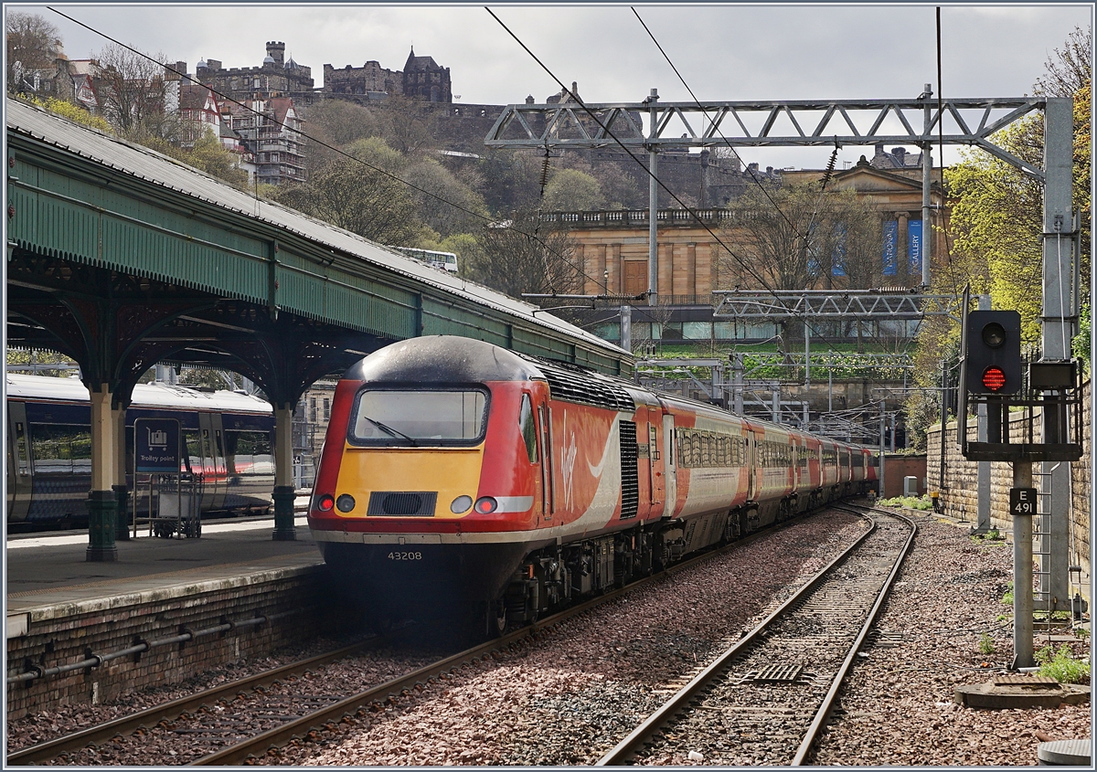 Der Virgin East Coast HST 125 Class 43 N° 43312/208 verlässt Edinburgh in Richtung Norden.

23. April 2018