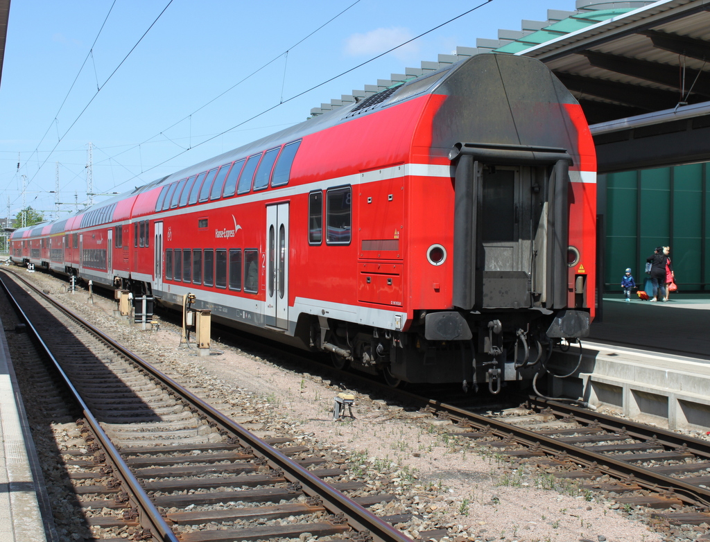 Der vollbesetzte RE4310(Rostock-Hamburg)stand am Mittag des 10.06.2016 im Rostocker Hbf ohne Lok rum,Grund war Tfz-Tausch