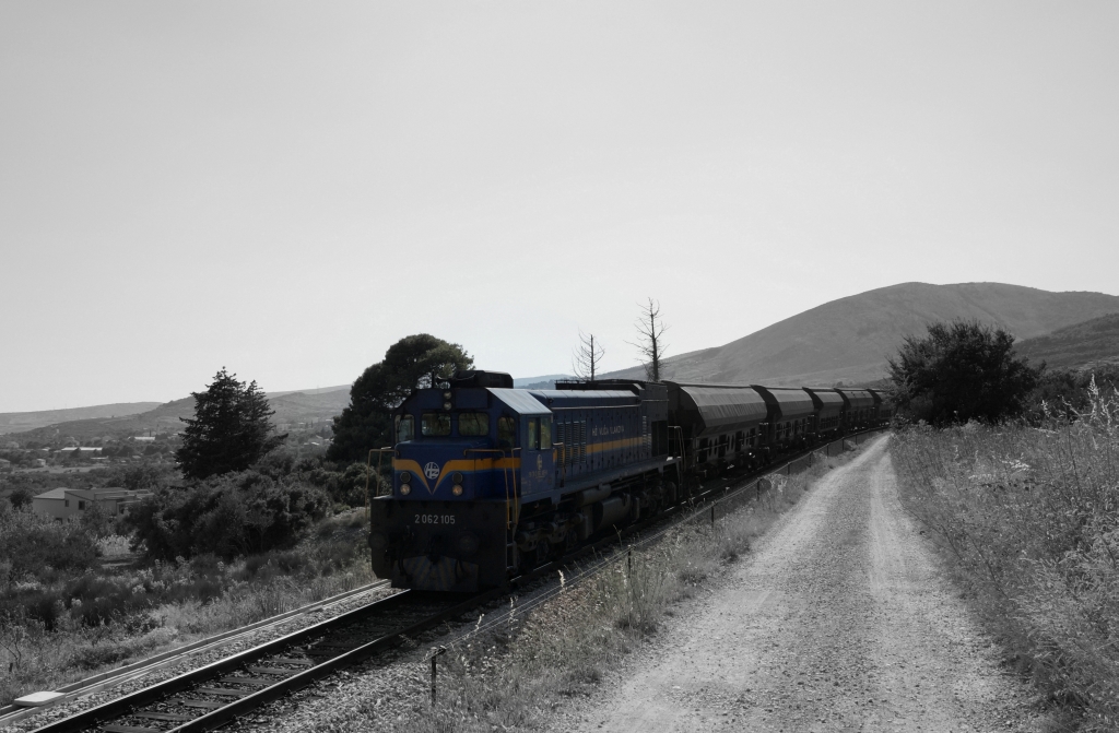 Der Vollstndigkeit halber in Grautnen: 2062 105 mit dem 65261 (Perković - Solin) kurz vor Katel Stari im Gegenlicht. 26.07.2013