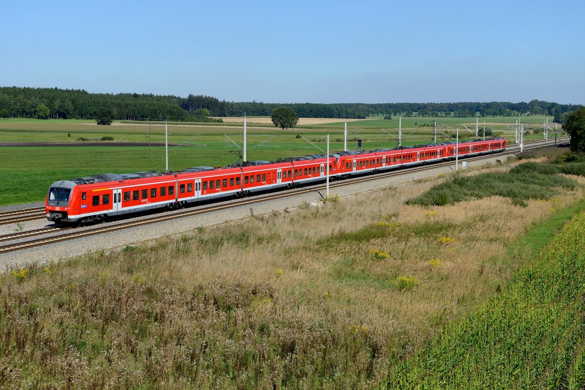 Der Vollständigkeit halber soll hier auch der im Halbstundentakt verkehrende  Fugger-Express  gezeigt werden. 440 017 führt den als dreifache Garnitur geführten RE 57034 nach Donauwörth mit Zugteil nach Dinkelscherben an. Mammendorf, 06. September 2013. 
