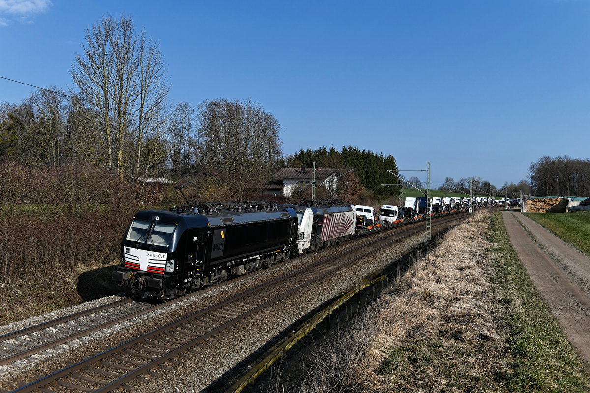 Der Vollständigkeit halber sollten auch mal schwarze Loks gezeigt werden. Die Maschinen von MRCE sind stark auf der Brenner- und Tauernachse vertreten, motivieren aber wenig, den Auslöser zu betätigen. Am 20. März 2020 brachten die 193 653 und 775 den DGS 41853 von Worms Gbf nach Trieste Campo Marzio. Dieser Zug war einheitlich mit LKW Zugmaschinen aus dem Hause Mercedes-Benz beladen. Bei Vogl passierte die Leistung einen Bauernhof und ein ehemaliges Bahnwärterhäuschen. 