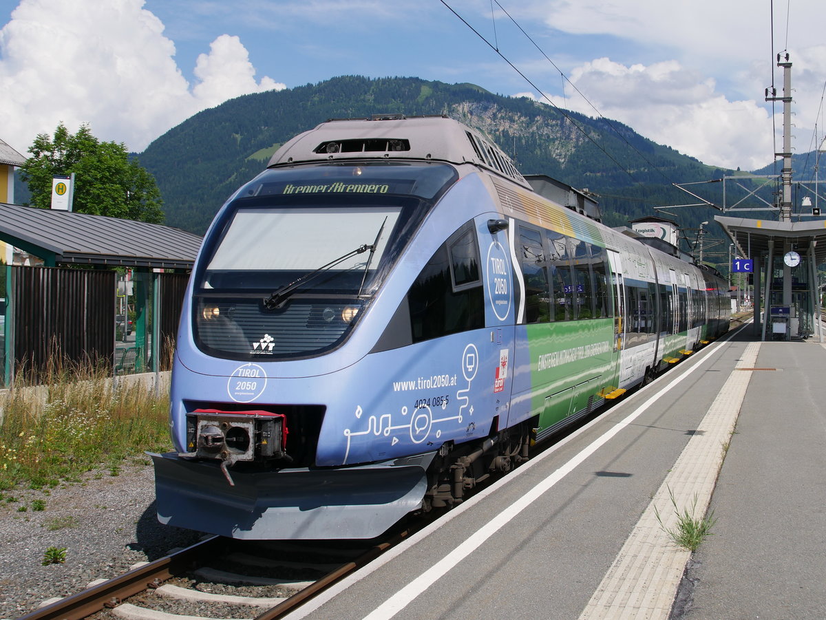 Der Vollwerbe-TALENT 4024 085  TIROL 2050 energieautonom  steht abfahrbereit als REX 5224 zum Brenner / Brennero; St. Johann in Tirol, 27.07.2016
