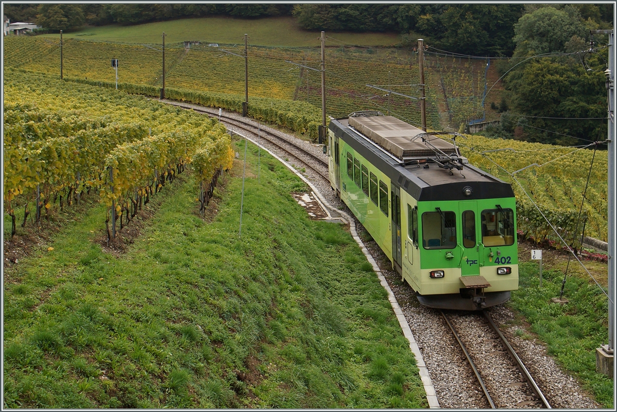 Der vor gut vierzig Minuten nach Aigle gefahrene ASD BDe 4/4 402 fährt als Regionalzug 428 wieder nach Les Diablerets hoch, hier kurz nach nach dem Verlassen der Station  Aigle Dépôt ASD . 
14. Okt. 2015
