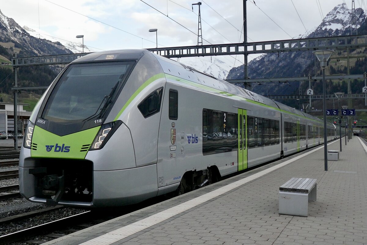 Der vor wenigen Stunden getaufte RABe 528 118  Comune di Varzo  am 4.4.24 auf der Überführungsfahrt durch Frutigen.