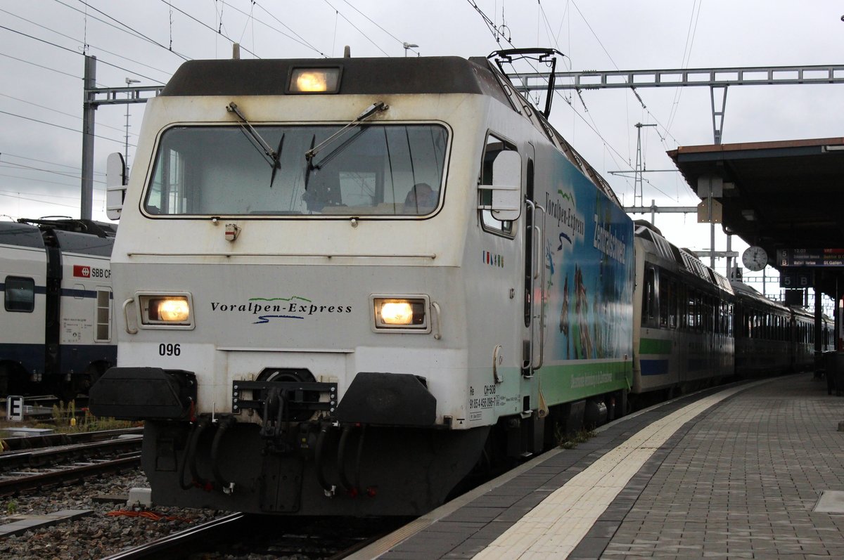 Der Voralpen-Express von Luzern- St. Gallen fährt im Bild am 2. September 2017 mit dem SOB Re 446 096-7 an der Spitze aus Gleis 5 im Bahnhof Rapperswil weiter nach Schmerikon.