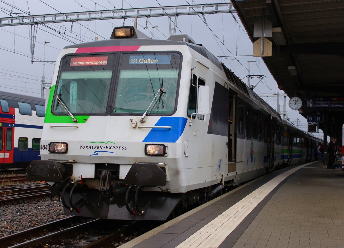 Der Voralpen-Express von Luzern- St. Gallen fährt im Bild am 2. September 2017 mit dem RBDe 561 084-5 an der Spitze aus Gleis 5 im Bahnhof Rapperswil weiter nach Schmerikon.