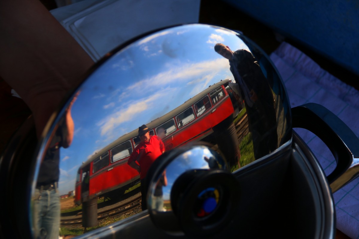 Der vorbereitete Kastanientopf wartet auf die Köstlichkeiten aus der Pfanne. Dahinter VT10.02 mit seinen Fahrgästen aus Wies am gestrigen 18.10.2015