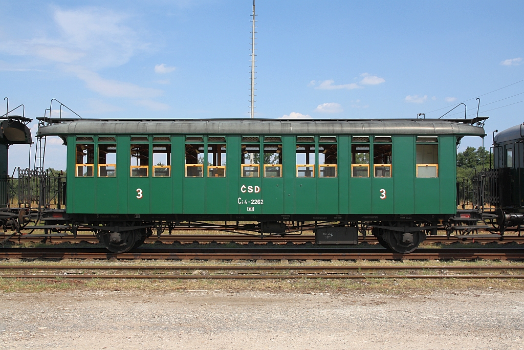 Der vorbildlich erhalten ehemaligen kkStB-Wagen CSD Ci 4-2262 (UIC-Nr.: CZ-CD 50 54 20-24 209-4) am 04.August 2018 im Bahnhof Trebon.