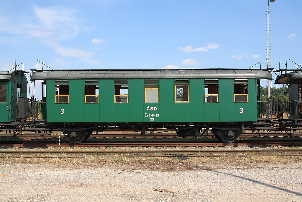 Der vorbildlich erhalten ehemaligen kkStB-Wagen CSD Ci 3-9425 (UIC-Nr.: CZ-CD 55 54 24-20 253-? Bat) am 04.August 2018 im Bahnhof Trebon.