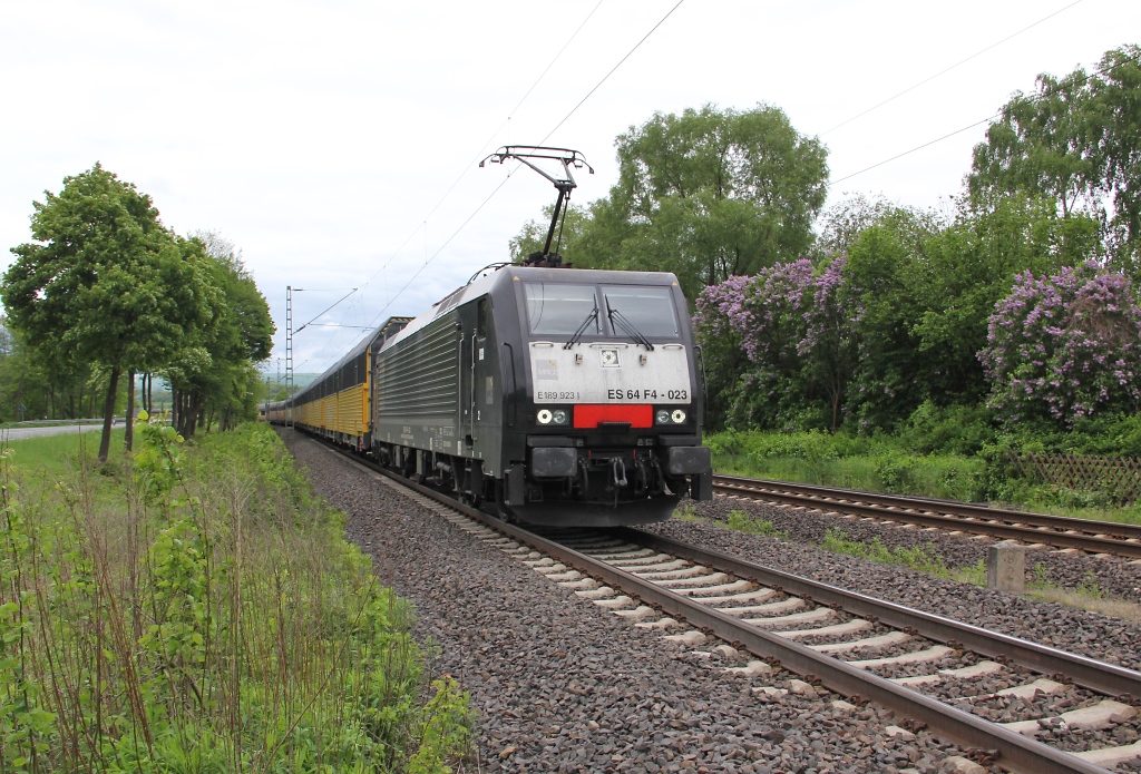 Der vordere Teil dieses ARS-Autotransportwagen-Zuges bestand am 20.05.2013 schon aus komplett neuen Wagen. Gezogen wurde er Richtung Sden von 189 923 (ES 64 F4-023). Aufgenommen in Wehretal-Reichensachsen.