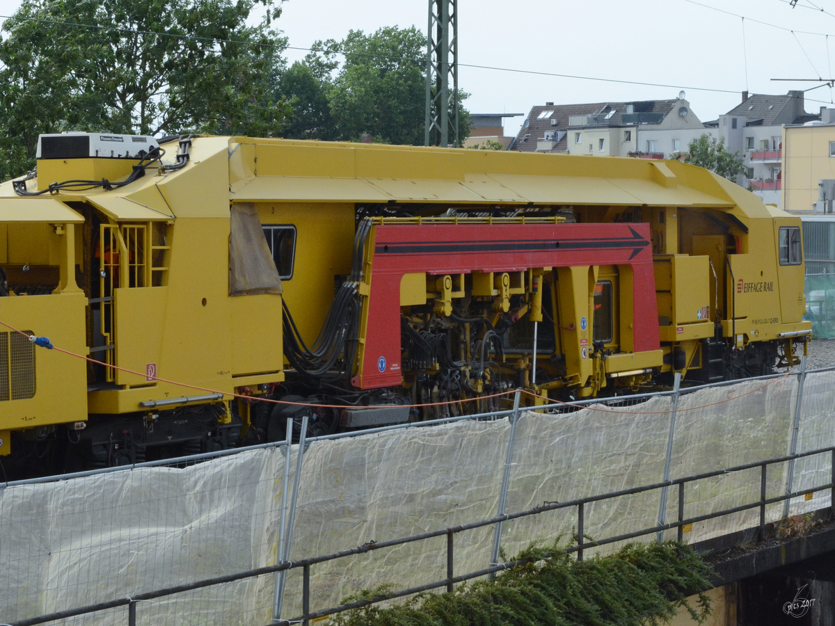 Der vordere Teil der Gleis- und Weichenstopfmaschine Unimat 09 4x4/4S von Eiffage Rail unterwegs in der Bochumer Innenstadt. (Juni 2017)