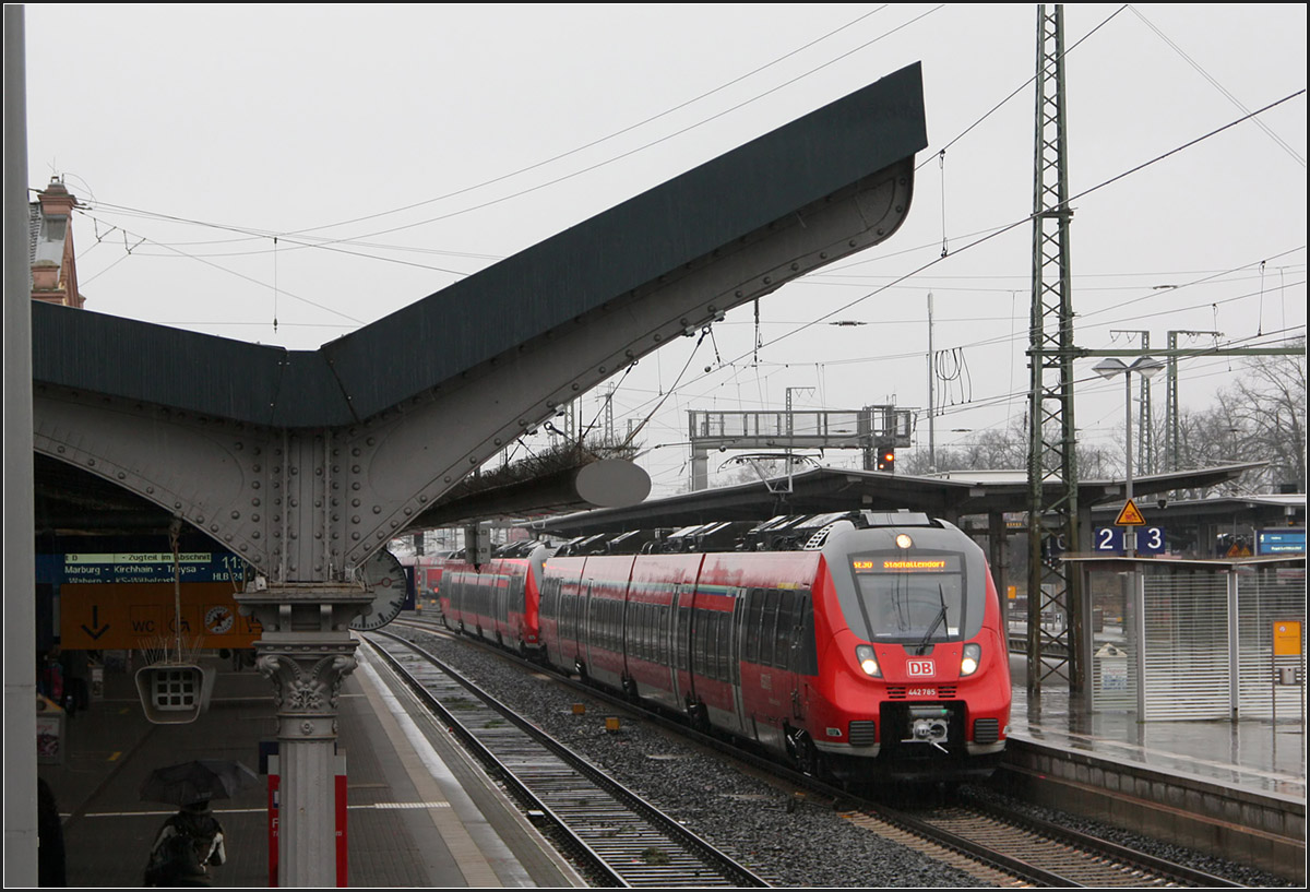 Der vordere Zugteil fährt ab -

Ein Talent 2 als RE nach Stadtallendorf als Erster in Gießen ab.

02.01.2016 (M)