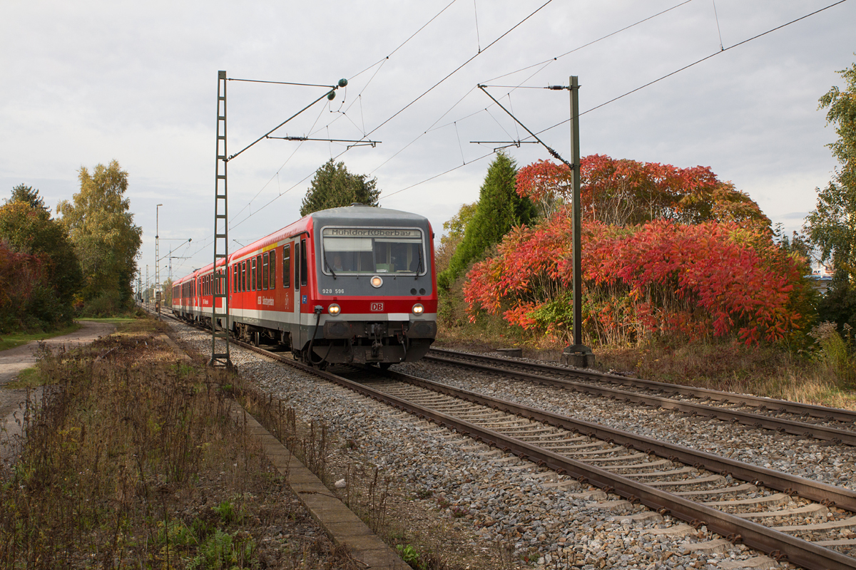 Der vorher auf der Westfrankenbahn eingesetzte 628 596-9, um den ich mich am sonnigen 07.05.16 ausgiebig am  Filzenexpress  Wasserburg (Inn) - Grafing Bahnhof fotografisch kümmerte, hat mittlerweile auch den Schriftzug  Südostbayernbahn  an seinen Seiten stehen.

Am herbstlichen 23. Oktober 2016 konnte er zusammen mit einem Schwesterfahrzeug in Poing fotografiert werden. Das Doppelgespann war von München Hbf nach Mühldorf unterwegs.