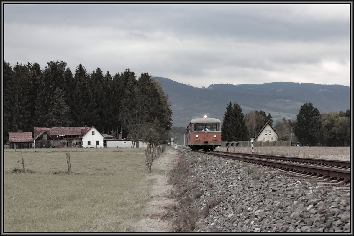 Der Vormittag und eben auch der Nachmittag des 29.09.2018 hielten die Sonne unter einer Wolkendecke versteckt. 
Hier rattert VT10.02 mit 2 Beiwagen an  Koberls next Top Kuhl Muhl   vorbei. 
 