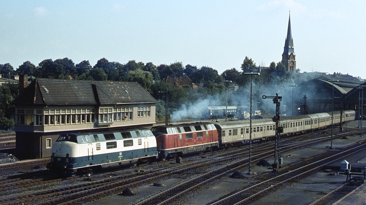 Der vormittgliche E 3029 von Lbeck nach Hamburg verkehrte planmig mit 220 in Doppeltraktion. Vorne 220 023, dahinter 220 010. Muss man ber die beiden Farbvarianten ernsthaft diskutieren ? (12.5.1980)