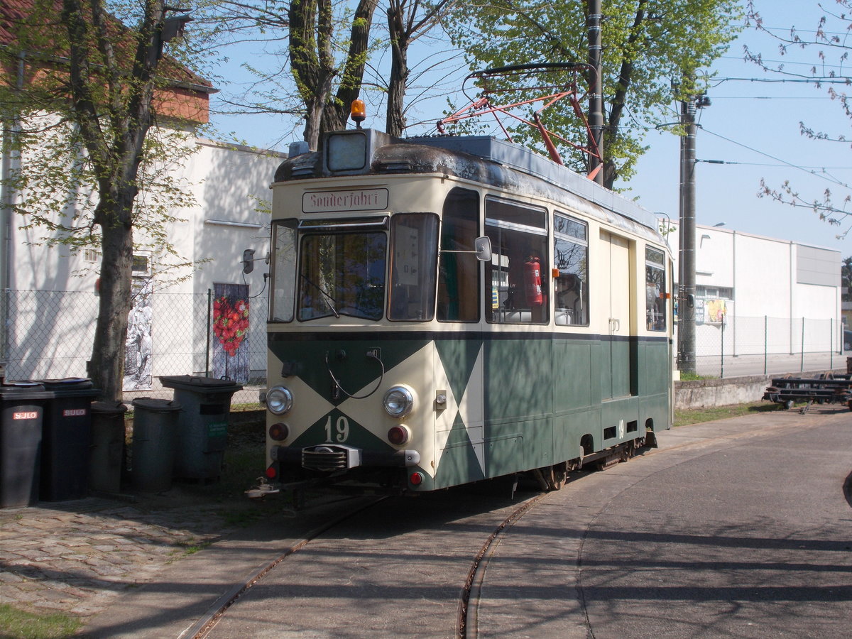 Der Vorteil von Straßenbahndepot´s ist das Sie sich gut von der Straße ausfotografieren lassen.So konnte ich,am 19.April 2018,von der Straße aus in Woltersdorf den Arbeitswagen Tw19 fotografieren ohne das Gelände zubetreten.