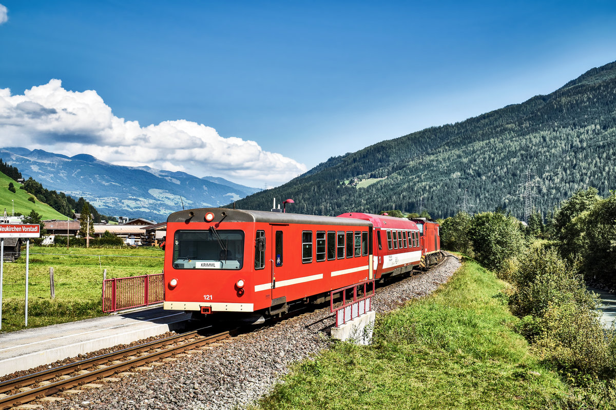 Der von der Vs 84 geschobene R 3318 (Zell am See - Krimml), durchfährt soeben die Haltestelle Vorstadl.
Aufgenommen am 8.9.2018.