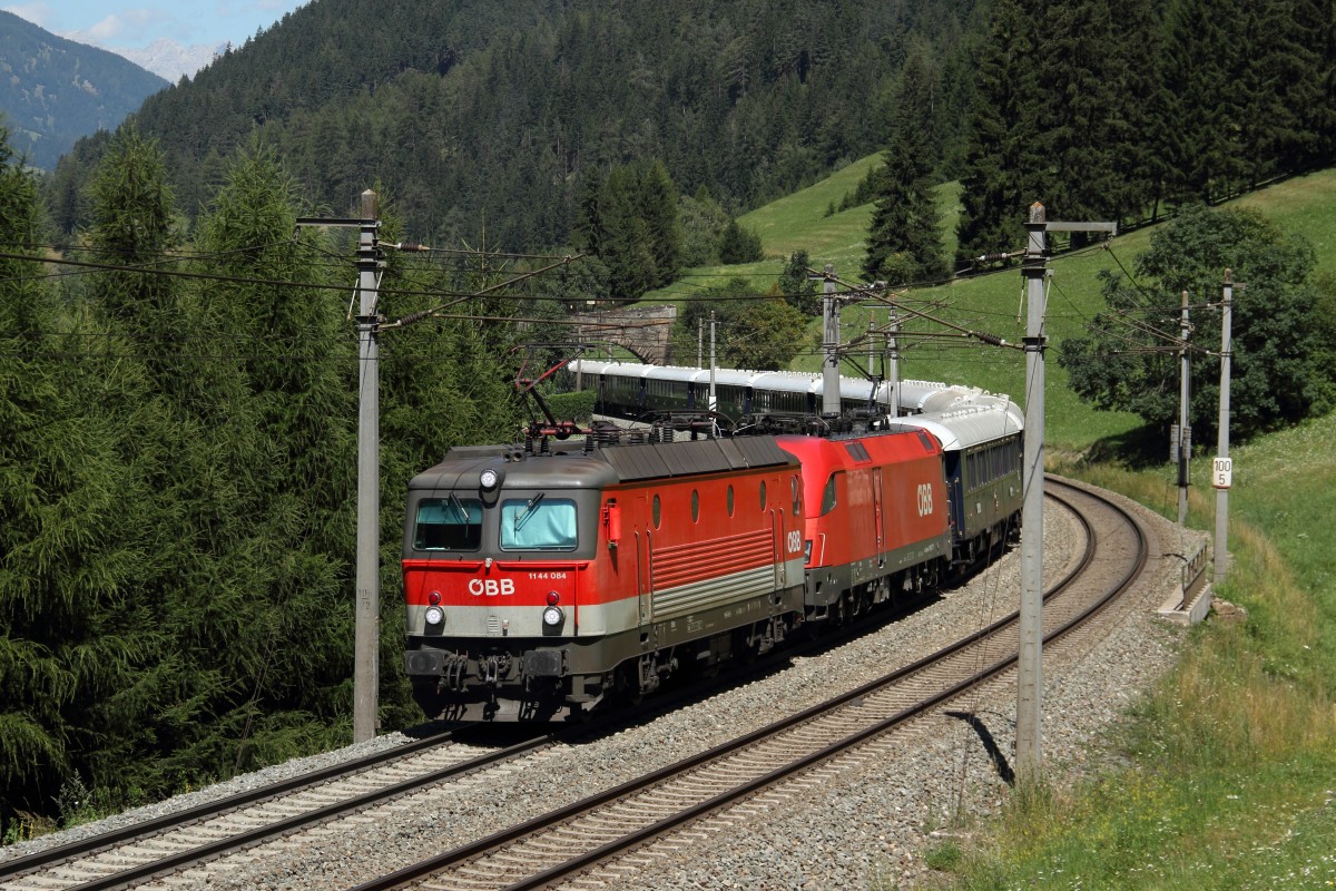 Der VSOE von Paris nach Venedig wurde am 16.08.13 von der BB 1144 084 und der 1116 117 bespannt. Hier passiert der Zug die Steinbogenbrcke bei Wolf am Brenner und wird in Krze St.Jodok erreichen.