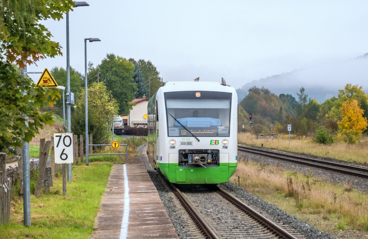Der VT 023 der Erfurter Bahn fuhr am 26.9.17 in Ritschenhausen ein. Von den einst umfangreichen Bahnhofsanlagen waren nur noch zwei Gleise und ein Bahnsteig geblieben.
