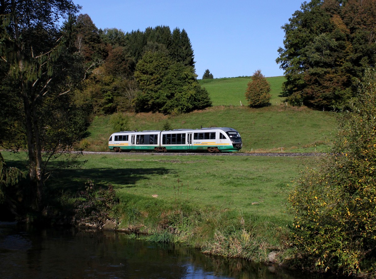 Der VT 08 nach Freyung am 12.10.2013 unterwegs bei Röhrnbach.