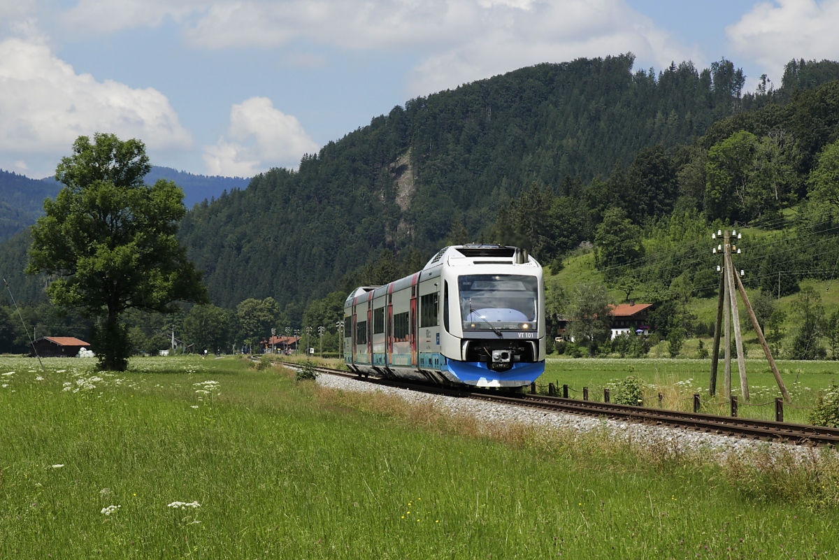 Der VT 101 der BOB (oder besser gesagt seit Juni: BRB) ist am 19.07.2020 zwischen Fischbachau und Geitau nach Bayrischzell unterwegs