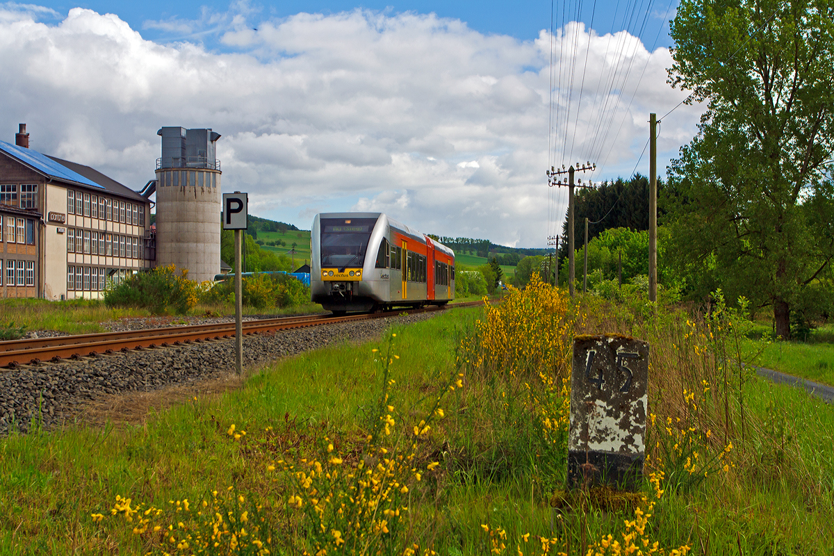 
Der VT 101 der vectus Verkehrsgesellschaft mbH, ein Stadler GTW 2/6, erreicht gleich (am 12.05.2014) den Bahnhof Unnau-Korb, an der Oberwesterwaldbahn (KBS 461) bei km 45,0. Er fährt als RB 28  Oberwesterwaldbahn   die Verbindung Westerburg - Hachenburg - Altenkirchen - Au/Sieg (Umlauf VEC 25758). 

Der GTW hat die NVR-Nummern 95 80 0946 401-6 D-HEB / 95 80 0646 401-9 D-HEB / 95 80 0946 901-5 D-HEB. Der Triebwagen wurde 1999 bei DWA, Bautzen (Deutsche Waggonbau AG, heute Bombardier Transportation) unter der Fabriknummer 508/001 für die Hessische Landesbahn (HLB) gebaut und als VT 508 001 geliefert. Er ist Eigentum HLB, sie hat ihn an die vectus vermietet. Er hat die EBA-Nummer EBA 97T03Q 001.
