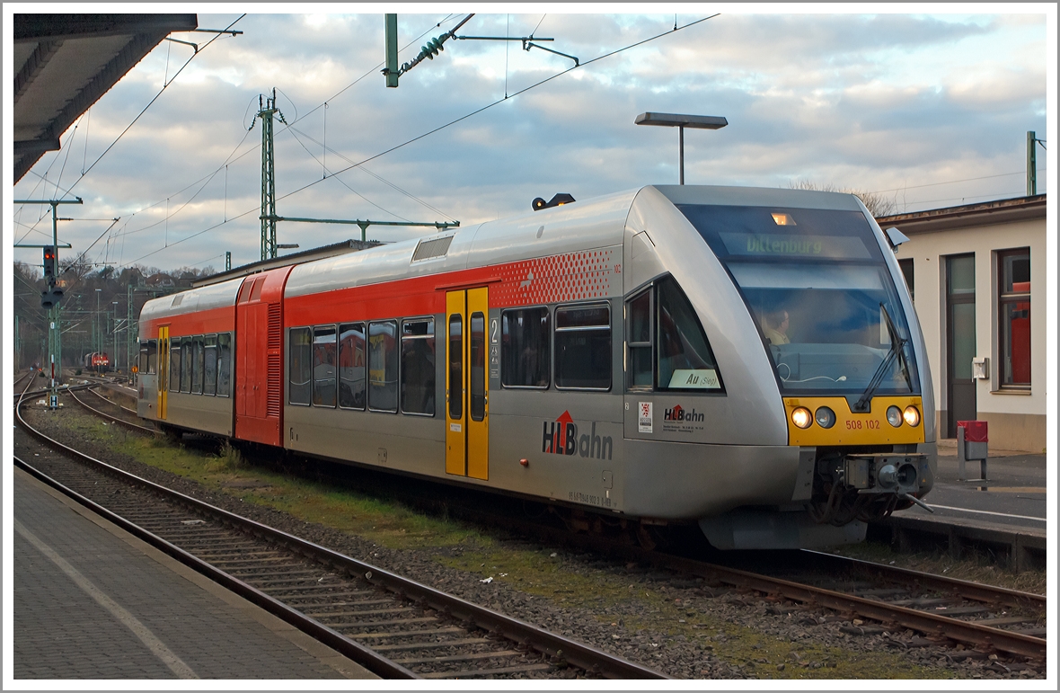 Der VT 102 bzw. 508 102 der HLB (Hessischen Landesbahn) ein Stadler GTW 2/6 steht heute (am 28.01.2014) am Gleis 102 im Bahnhof Betzdorf/Sieg als RB 96 (Hellertal-Bahn) zur Abfahrt nach Dillenburg bereit. Der Triebwagen ist an die Hellertalbahn ausgeliehen.

Der Triebwagen mit den NVR-Nummern   95 80 0646 102-7 D-HEB / 95 80 0946 402-4 D-HEB / 95 80 0946 902-3 D-HEB wurde 1999 bei DWA unter der Fabrik-Nummer 508/008 für die HLB Betriebsbereich KNE (ex Kassel-Naumburger Eisenbahn) gebaut.