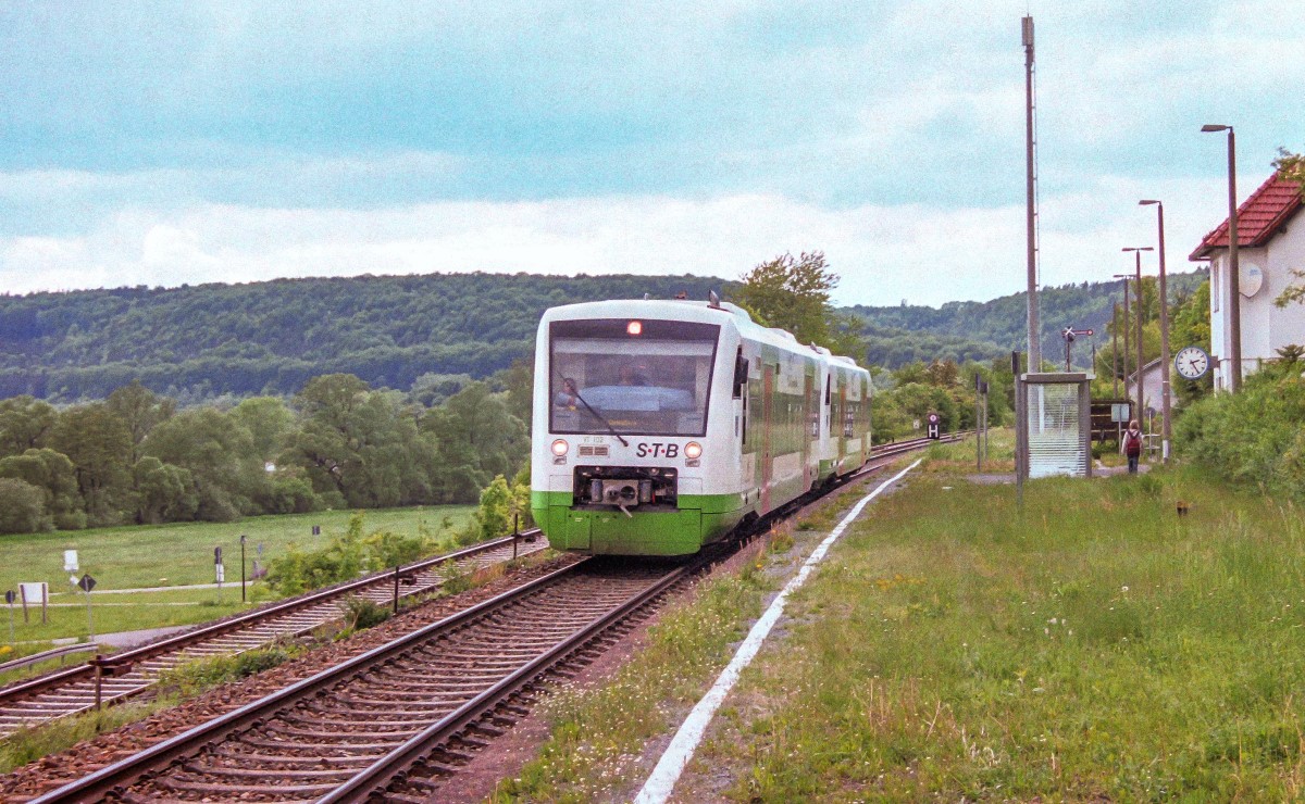 Der VT 102 der Südthüringenbahn hielt am 24.5.06 in Untermaßfeld. Man muss rechts am Empfangsgebäude vorbei und dann unter den Gleisen durchlaufen, um den Weg zum Ort am linken Bildrand zu erreichen.