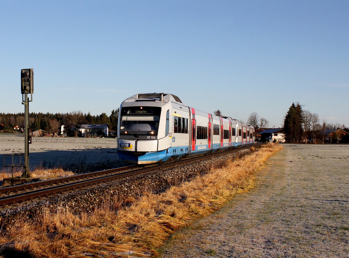 Der VT 104 und ein Weiterer als BOB nach Lenggries und Tegernsee am 06.12.2015 unterwegs bei Warngau.