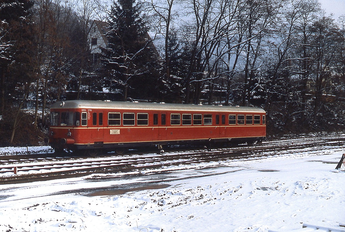 Der VT 112 der SWEG verläßt im Februar 1982 den Bahnhof Untermünstertal in Richtung Bad Krozingen