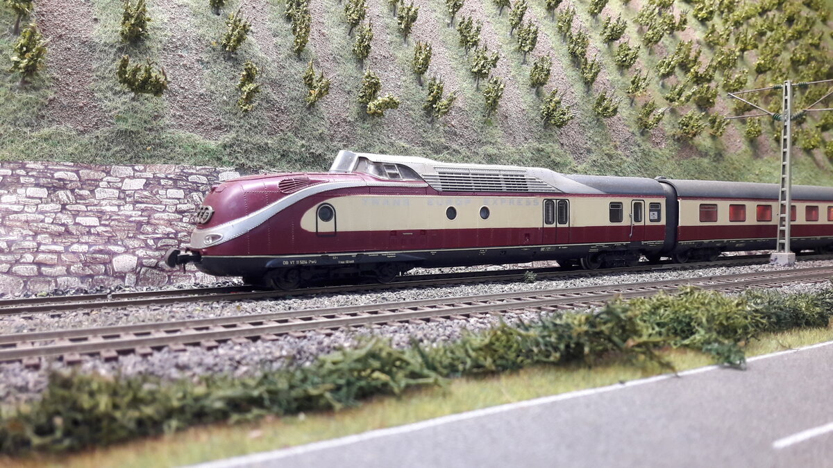 Der VT 11.5 ab 1968 BR 601 war der erste Paradezug der Bundesbahn. Er wurde erst im internationalen TEE Verkehr eingesetzt, später auch im nationalen TEE Verkehr. Im Zuge der IC Einführung wechselte dann auch das Frontschild von TEE auf DB. Weiterhin viele Jahre später gab es Ihn als Alpensee Express, DR Max Liebermann, eine dänische Version usw. usw . 
Hier nun als 7 teiliges Rocomodell (eines der ersten) 43011, in Helvetia Ausführung, DC digital